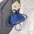 Königsblaue Damen-Handtasche aus genarbtem Leder mit silberner Schnalle und Gurt - Ohne Anhänger / Blau