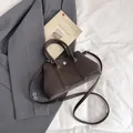 Minimalistische dunkelbraune Handtasche aus Leder mit Silberschnalle und Schultergurt - Ohne Anhänger / Braun