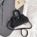 Schicke schwarze Unterarmtasche aus Litschi-Leder mit Schnalle und Schultergurt - Ohne Anhänger / Schwarz