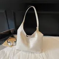 Borsa hobo in pelle intrecciata color crema con tracolla regolabile e capiente - Bianco