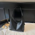 Borsa hobo classica in pelle intrecciata nera con interno spazioso per l'uso quotidiano - Nero