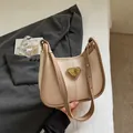 Sac fourre-tout demi-lune blanc cassé avec bordure marron et logo doré élégant - Sans Pendentif / Blanc Cassé