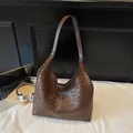 Borsa tote retrò in pelle intrecciata marrone scuro con design hobo capiente e chic - caffè