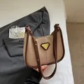 Sac fourre-tout minimaliste en simili cuir beige et marron avec triangle doré - Sans Pendentif / Khaki Clair