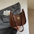 Sac fourre-tout minimaliste en similicuir marron foncé avec logo doré et bandoulière - Sans Pendentif / Marron