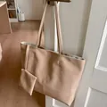 Nahaufnahme der beigen Tragetasche mit feiner Lederstruktur und Mini-Geldbörse - Tragetasche Und Kleiner Beutel / Khaki