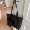Detail einer schwarzen Vintage-Einkaufstasche mit Knitteroptik und kleinem Münzfach - Tragetasche Und Kleiner Beutel / Schwarz Weißes Innenfutter