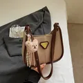 Sac bandoulière en cuir beige et marron avec boucle dorée et breloque ours en peluche rose - Avec Pendentif / Khaki Clair