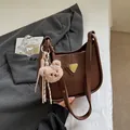 Sac fourre-tout minimaliste en cuir marron foncé avec bandoulière et charm ourson - Avec Pendentif / Marron