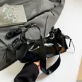 Borsa sottobraccio in vernice nera lucida con fibbie argento e tracolla regolabile - Nero