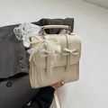 Mochila elegante de cuero PU beige con lazo y un delicado colgante de encaje y perlas - Blanco Roto