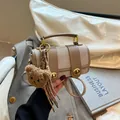 Bolso bandolera beige y marrón con asa dorada y amuleto de osito de peluche chic - Caqui