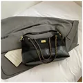 Retro Eimertasche in Schwarz mit gestepptem Leder, Wildleder und Goldkette - Schwarz