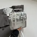 Bolso de mano plateado con lazo decorativo y detalles de retazos a cuadros grises modernos - Plateado