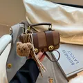 Elegante bolso bandolera retro marrón con colgante de oso y cierre dorado giratorio - Marrón