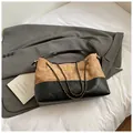 Zweifarbige Beuteltasche aus Kamel-Wildleder und schwarzem Steppleder mit Kette - Khaki