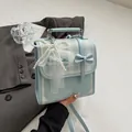 Mochila minimalista azul claro con lazos de cinta y detalles de tejido de perlas - Azul