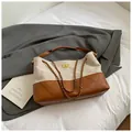 Bolso bandolera de lona beige y cuero marrón con correa de cadena y acolchado - Marrón