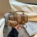 Bolso bandolera vintage marrón con colgante de oso de peluche y hebillas doradas - Marrón