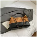 Schicke Beuteltasche aus braunem Wildleder und schwarzem Steppleder mit Goldkette - Braun
