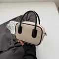 Mini Bowling Tasche in Creme mit schwarzen Details und verstellbarem Schultergurt - Schwarz
