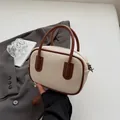 Schicke Bowlingtasche aus beigem Canvas mit braunen Ledergriffen und verstellbarem Gurt - Braun