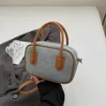 Schicke blaue Denim Boston Bag mit braunem Lederbesatz und verstellbarem Gurt für Damen - Blau