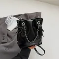 Borsa a secchiello nera minimalista con catena argento e tracolla in pelle regolabile - Nero