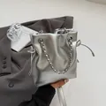 Secchiello metallizzato argento con chiusura a coulisse e manico a catena chic - Argento