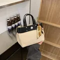 Bolso tote minimalista de lona con ribete de cuero negro y dije decorativo de madera - Con Colgante de Cuentas de Madera / Negro