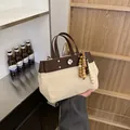 Bolso tote de lona y cuero marrón con borla de cuentas de madera y hebilla de metal - Con Colgante de Cuentas de Madera / Marrón