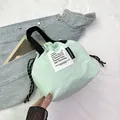 Bolsa de almuerzo de nailon verde menta con cordón negro y etiqueta de tela - Verde Pálido