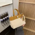 Bolso tote de lona con ribete de cuero amarillo, hebilla de metal y colgante de cuentas - Con Colgante de Cuentas de Madera / Amarillo