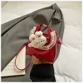 Mini-Umhängetasche in Rot mit weißem Spitzenrand und niedlichem Plüschhasen-Anhänger - Klein / Rot