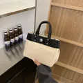 Bolso tote de lona crema minimalista con ribete de cuero negro y tachuelas plata - Sin colgante / Negro