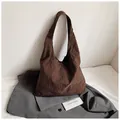 Borsa hobo a scacchi marroni in tessuto intrecciato con capiente tracolla moda - Marrone