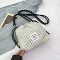 Borsa tote a quadretti celeste con coulisse e tracolla in tessuto intrecciato - Piccolo / Beige Piccolo