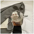 Silberne Handtasche im Metallic-Look mit weißem Spitzenbesatz und Plüschhasen-Anhänger - Klein / Silber