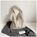 Borsa tote beige a scacchi con fiocco delicato e ampia tracolla regolabile - Beige