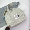 Borsa tote estiva con motivo a quadretti bianchi e blu, coulisse e grande capacità - Grande / Beige Grande