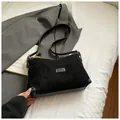 Schwarze Schultertasche aus Wildleder und Leder mit goldenen Metalldetails für Damen - Schwarz