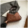 Vintage dunkelbraune Wildleder-Satteltasche mit Lederriemen und Goldbeschlägen - Braun