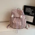 Sac à dos en nylon rose poudré avec grand rabat et boucles blanches au style décontracté - Violet