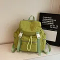 Sac à dos en nylon vert avocat avec texture plissée et boucles blanches élégantes - Vert