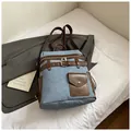 Großer Retro-Rucksack aus blauem Denim mit braunen Lederriemen und Gürtelschnallen-Detail - Blau
