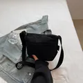 Bolso bandolera de nailon plisado negro con correa ajustable y acabado texturizado - Negro