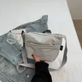 Bolso bandolera gris claro en nailon arrugado con etiqueta tejida en el lateral - Blanco Roto