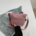 Bolso bandolera de nailon rosa con textura plisada y correa ajustable suave - Rosa