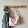 Sac bandoulière demi-lune à carreaux roses et blancs avec charme en peluche - Avec Pendentif / Rose