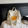 Vielseitige cremefarbene Canvas-Tasche mit Vintage-Schriftzug und verstellbarem Schultergurt - Cremeweiß